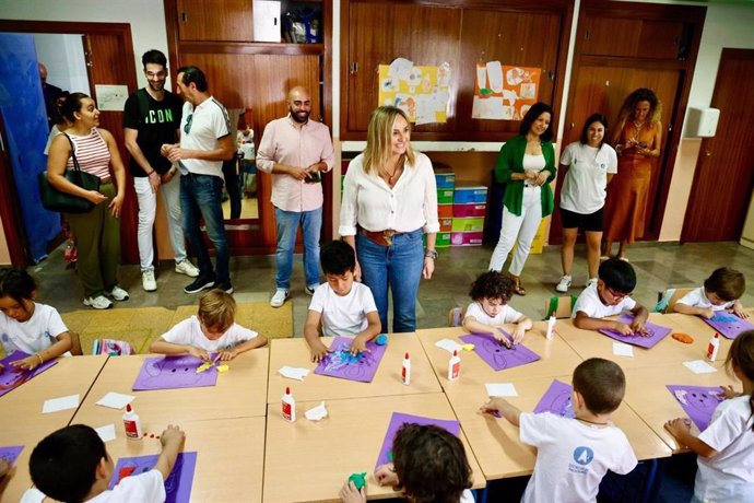 La alcaldesa de Granada, Marifrán Carazo, visita las escuelas de verano del colegio Tierno Galván