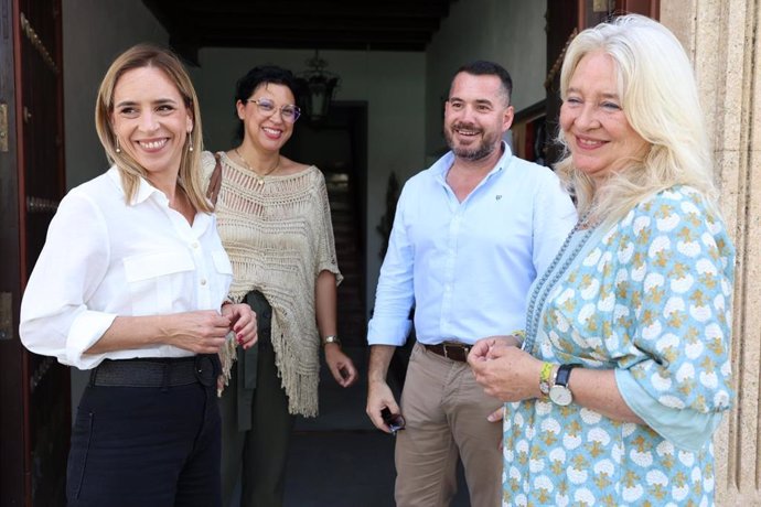 La delegada del Gobierno de la Junta de Andalucía en Cádiz, Mercedes Colombo, y la presidenta de la Diputación Provincial, Almudena Martínez, junto al alcalde de Paterna, Andrés Clavijo.