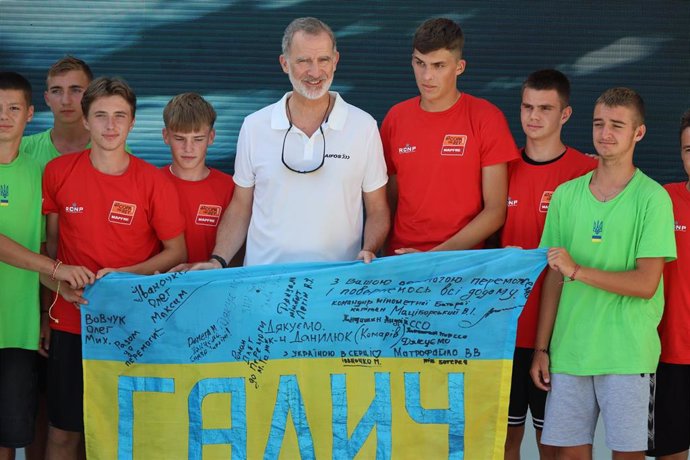 El Rey Felipe VI se reúne con niños huérfanos Ucranianos que pasan unos días en Palma con la ONG "Amar Ucrania" en el Club Naútico de Palma, a 01 de agosto de 2024, en Palma de Mallorca, Mallorca, Baleares (España).