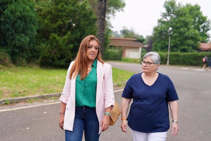 La portavoz de Vox en la JGPA, Carolina López y Cristina Álvarez , concejala de Vox Carreño, en la Ciudad de Vacaciones de Perlora