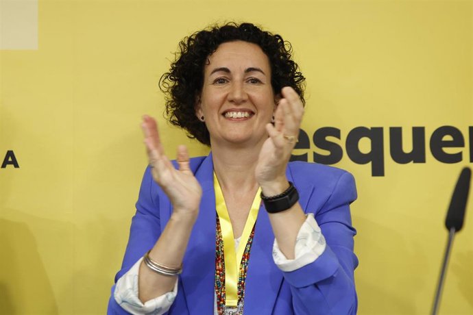 La secretaria general de ERC, Marta Rovira, aplaude durante un discurso tras el Consell Nacional de ERC, en la sede del partido, a 12 de julio de 2024, en Barcelona, Catalunya (España). 