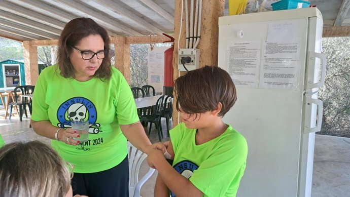 La consellera de Salud, Manuela García, en su visita a la colonia educativa sobre diabetes en Portocolom.