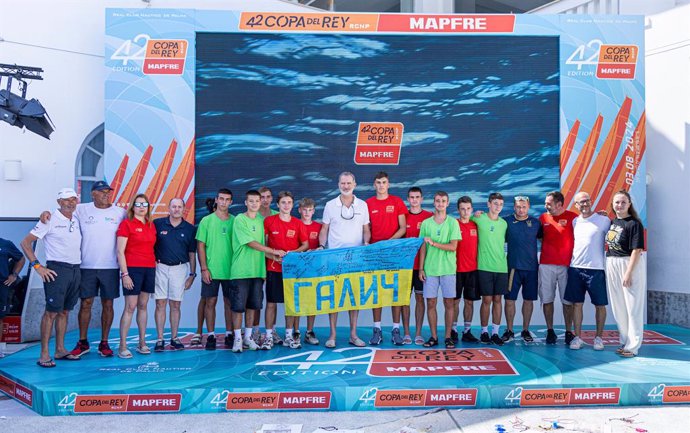 SM el Rey Felipe VI junto a jóvenes ucranianos antes de la tercera jornada de la Copa del Rey MAPFRE