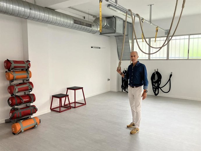 El concejal de Deportes de Siero, Jesús Abad, ha visitado este jueves la finalización de las obras de mejora de mejora en la sala polivalente de la planta baja del Polideportivo Leandro Domínguez