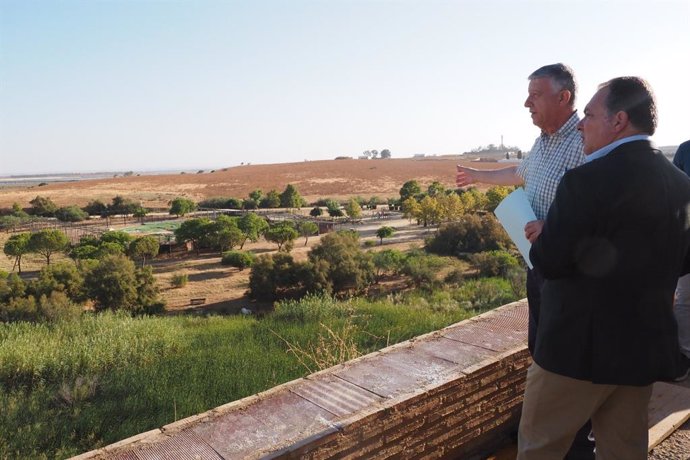 El alcalde de Palos de la Frontera, Carmelo Romero, y el presidente de la Diputación, David Toscano.