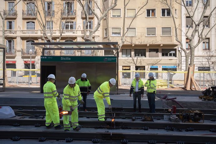 Archivo - Arxiu - Un grup d'obrers treballen en les obres de la primera fase d'unió del tramvia i d'urbanització de l'entorn, a 20 de març de 2023, a Barcelona, Catalunya (Espanya). 