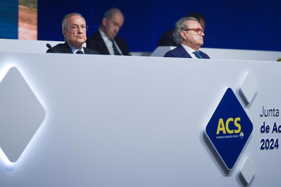 Archivo - El presidente de ACS, Florentino Pérez (1i), durante la junta general ordinaria de accionistas 2024, en la Feria de Madrid Ifema, a 10 de mayo de 2024, en Madrid