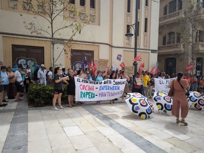 Trabajadores del CAI se concentran frente a la Concejalía de Bienestar Social del Ayuntamiento de Alicante contra "los despidos y la reducción de calidad y servicios" del centro