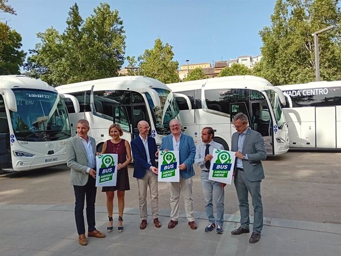 Presentación de los nuevos autobuses híbridos que conectan Granada con su aeropuerto