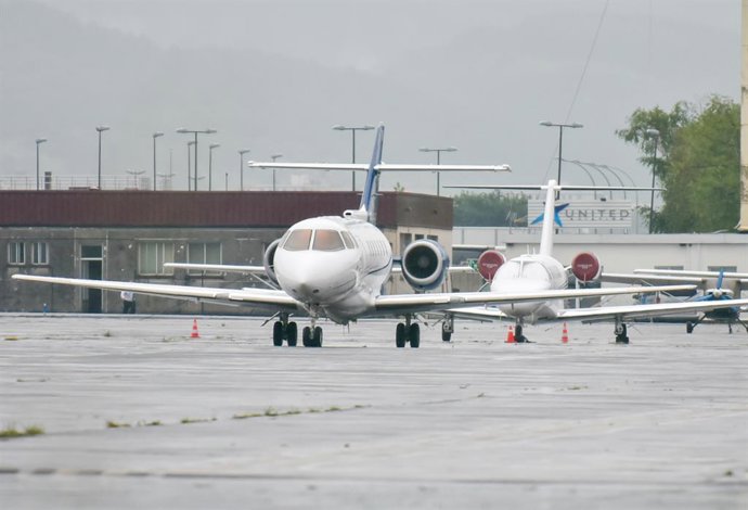 Archivo - El avión medicalizado a su llegada al Aeropuerto de Loiu, a 22 de mayo de 2024, en Bilbao, Vizcaya, País Vasco (España). 