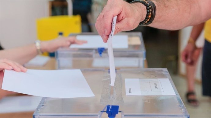 Archivo - 2024 06 06 El Ayuntamiento Ofrece Un Servicio De Traslado A Personas Con Problemas De Movilidad Para Que Puedan Ejercer Su Derecho Al Voto El Domingo