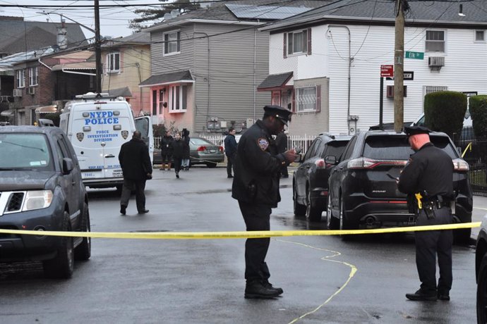 Archivo - 03 December 2023, US, New York: Police officers work at a crime scene, which is cordoned off with tape. A man allegedly stabbed four people to death with a steak knife, including an eleven-year-old girl and a twelve-year-old boy. 
