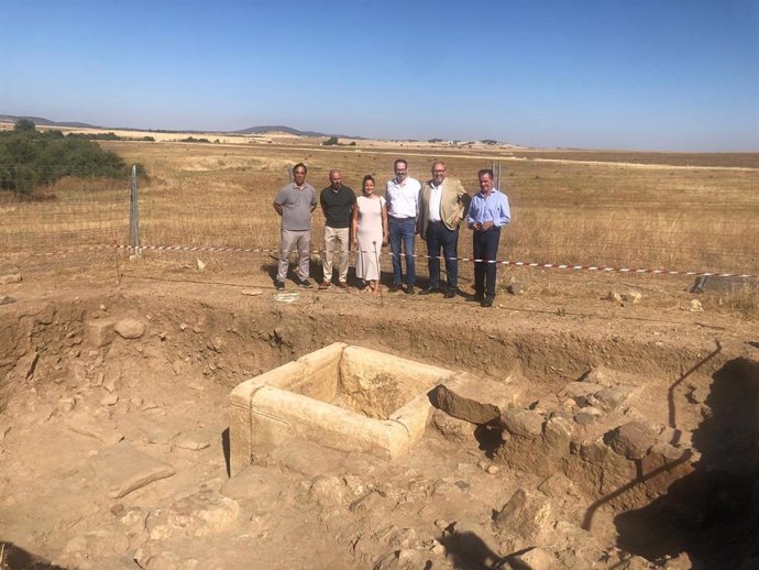 Visita de las autoridades al yacimiento Mellaria de Fuente Obejuna para ver las excavaciones realizadas entre 2022 y 2024 a cargo de la UCO y el Ayuntamiento.