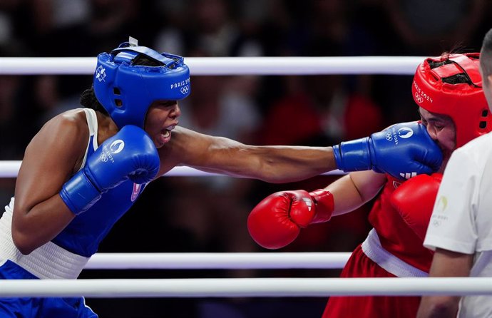 31 July 2024, France, Paris: Thailand's Baison Manikon fights against France's Davina Michel (L) in the women's 75kg preliminaries round of 16 boxing match at the North Paris Arena during the Paris 2024 Olympic Games. 
