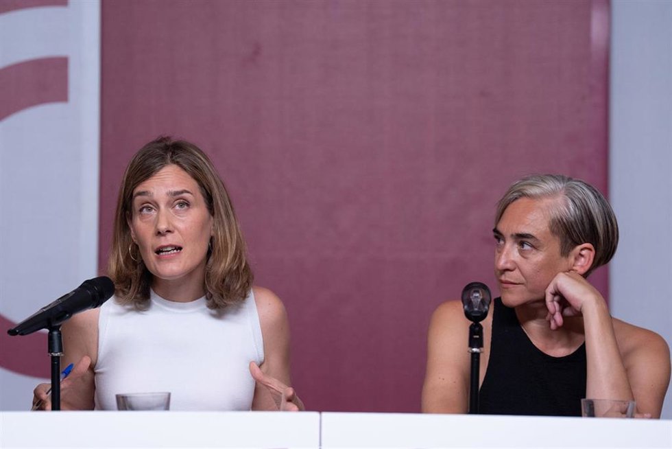 La líder de los comuns en el Parlament, Jéssica Albiach (i), y la exalcaldesa de Barcelona, Ada Colau (d), durante una votación de un preacuerdo de investidura con el PSC.