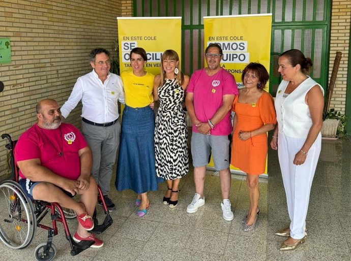 La delegada territorial de Inclusión Social, Juventud, Familias e Igualdad en Málaga, Ruth Sarabia, visita el campamento Los Prados Malasmadres