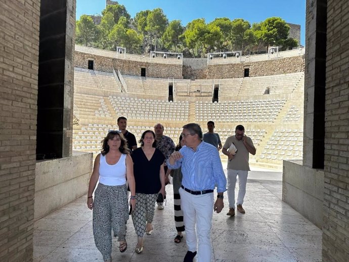 Rovira visita las obras en el Teatro Romano de Sagunto