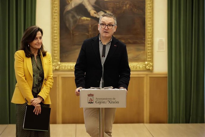 Archivo - El concejal de Infraestructuras Urbanas y Rurales del Ayuntamiento de Gijón, Gilberto Villoria, en rueda de prensa en el Consistorio gijonés. (Archivo)