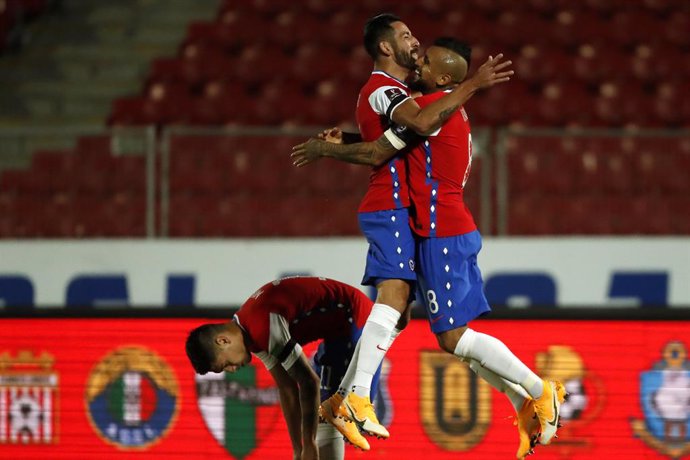 Futbol, Chile vs Peru. Clasificatorias al mundial de Catar 2022. El jugador de la seleccion chilena Arturo Vidal, derecha, celebra su segundo gol contra Peru durante el partido clasificatorio al mundial de Catar 2022 disputado en el estadio Nacional de