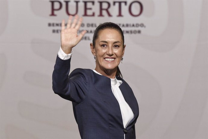 Archivo - FILED - 10 June 2024, Mexico, Mexico City: Mexico's President-elect  Claudia Sheinbaum, waves during her first briefing at the National Palace, after meeting with outgoing president Andres Manuel Lopez Obrador. 