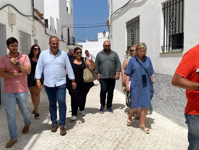 El responsable del Área de Cooperación de Diputación, Javier Bello, en una visita a Conil para supervisar obras del PFEA