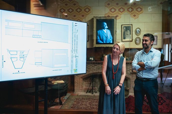 El concejal de Turismo, Comunicaciones y Promoción de la Ciudad, Joaquín Pérez de la Blanca, acompañado de la edil de Urbanismo y Vivienda, Eloísa Cabrera.