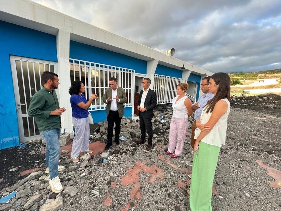 El consejero canario de Educación, Poli Suárez, en una visita al CEIP La Laguna, afectado por el volcán de La Palma