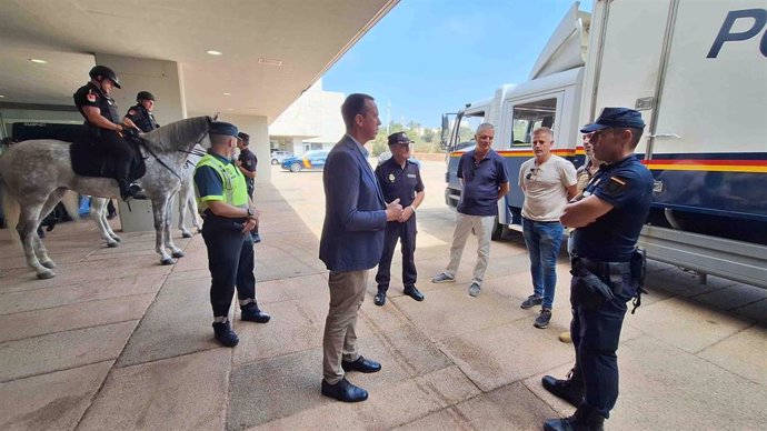 El subdelegado del Gobierno, José María Martín, en la visita al dispositivo de Seguridad en el Dreambeach.