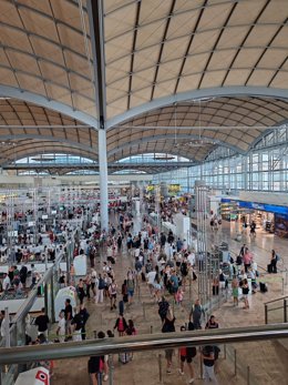 Colas en el Aeropuerto Miguel Hernández de Alicante-Elche durante la huelga de vigilantes de seguridad