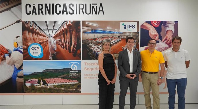 La alcaldesa de Lumbier, Rocío Monclús; el consejero Irujo; y Pedro Tarrafeta y Daniel Mendióroz , de 'Cárnicas Iruña'