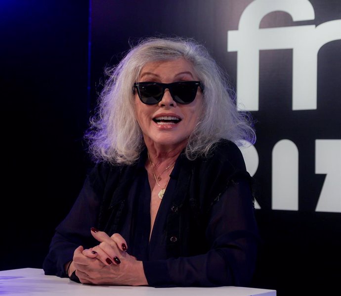 Archivo - La vocalista Debbie Harry firma ejemplares de su autobiografía ‘De cara’ en la FNAC de Callao, a 19 de noviembre de 2023, en Madrid (España). La vocalista principal de la banda Blondie, Debbie Harry, ha sido invitada a la XI edición del festival