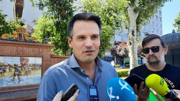 El consejero de Presidencia, Interior y Diálogo Social, Abel Bautista, atiende a los medios en Badajoz