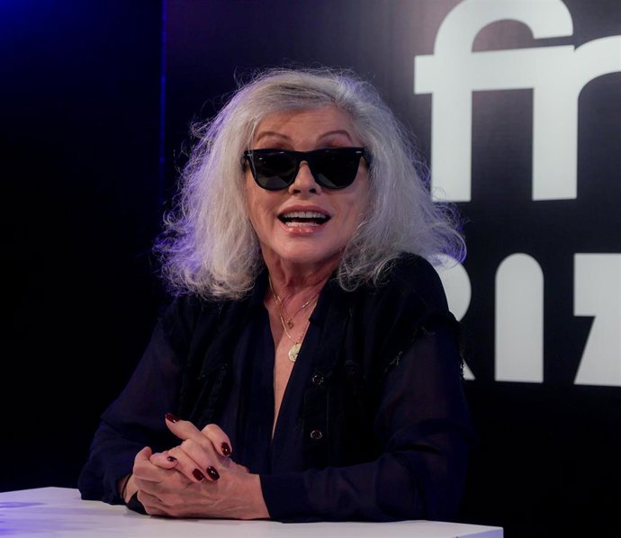 Archivo - La vocalista Debbie Harry firma ejemplares de su autobiografía ‘De cara’ en la FNAC de Callao, a 19 de noviembre de 2023, en Madrid (España).  