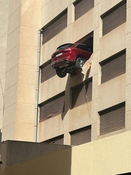 Un coche queda suspendido en la tercera planta de un edificio de aparcamientos en Ibiza.