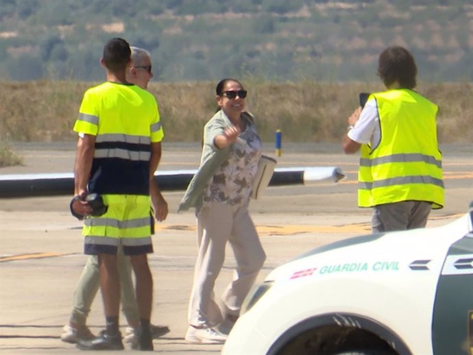 Isabel Pantoja llega a Castellón en buena compañía y mostrando su lado más simpático