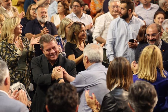 Archivo - El presidente de Castilla La Mancha, Emiliano García Page, saluda a los asistentes al Consejo Político Federal del PSOE, en el World Trade Center,  a 17 de septiembre de 2022, en Zaragoza, Aragón, (España). En este encuentro se reúnen el líder n