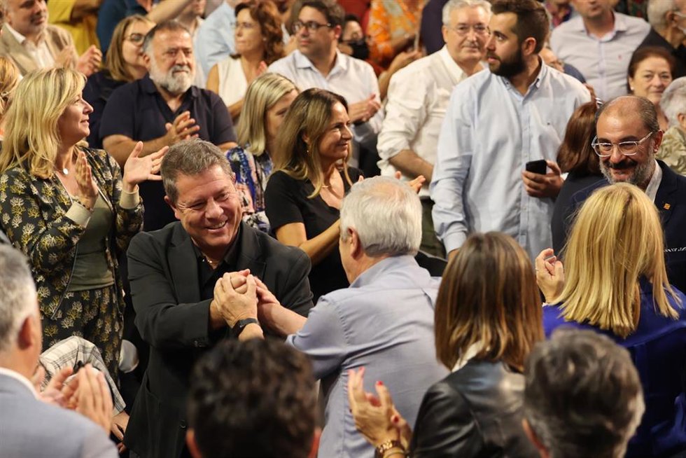Archivo - El presidente de Castilla La Mancha, Emiliano García Page, saluda a los asistentes al Consejo Político Federal del PSOE, en el World Trade Center,  a 17 de septiembre de 2022, en Zaragoza, Aragón, (España). En este encuentro se reúnen el líder