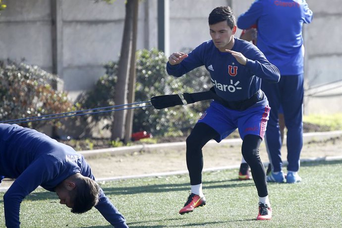 Futbol, entrenamiento de Universidad de Chile. El seleccionado chileno Charles Aranguiz entrena junto a Universidad de Chile en el CDA de Santiago, Chile. 21/07/2016 Andres Pina/Photosport********  Football, Universidad de Chile's training