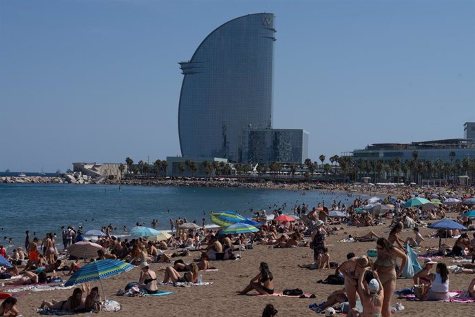 Varias personas en la playa, a 17 de julio de 2024, en Barcelona, Catalunya (España).