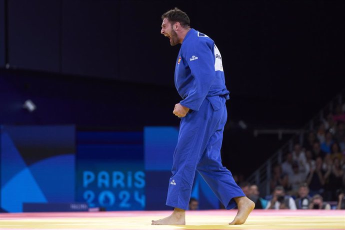 El judoca español Niko Sherazadishvili celebra una victoria en un combate en los Juegos Olímpicos de París