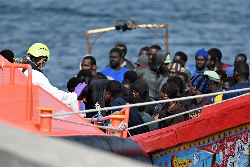 Una patera con 116 migrantes a bordo llega al puerto de La Restinga tras ser rescatados por Salvamento Marítimo.