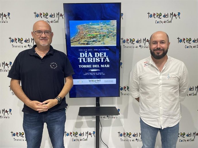 El primer teniente de alcalde del municipio de Vélez-Málaga y concejal de Turismo, Jesús Pérez Atencia; y el gerente de la Escuela Sabores y chef, Roberto Soler, en rueda de prensa