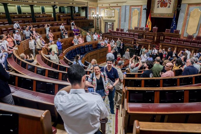 Archivo - Visitantes asisten a la jornada de Puertas Abiertas en el Congreso de los Diputados, a 15 de junio de 2024, en Madrid (España). 