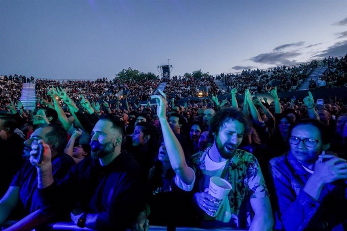 Archivo - Cientos de espectadores durante una actuación del grupo musical Queens of the Stone Age, en las Noches del Botánico, a 20 de junio de 2024, en Madrid (España). 