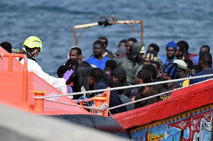 Una patera con 116 migrantes a bordo llega al puerto de La Restinga tras ser rescatados por Salvamento Marítimo, a 26 de julio de 2024, en El Hierro, Santa Cruz de Tenerife, Canarias (España). El barco de Salvamento Marítimo, Salvamar Adhara, ha rescatado