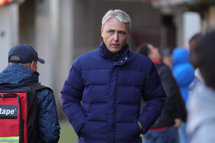 Futbol, Nublense vs Universidad Catolica Decimaseptima fecha, campeonato Nacional 2024. El entrenador de Universidad Catolica Tiago Nunes es fotografiado durante el partido de primera division contra Nublense disputado en el estadio Nelson Oyarzun de