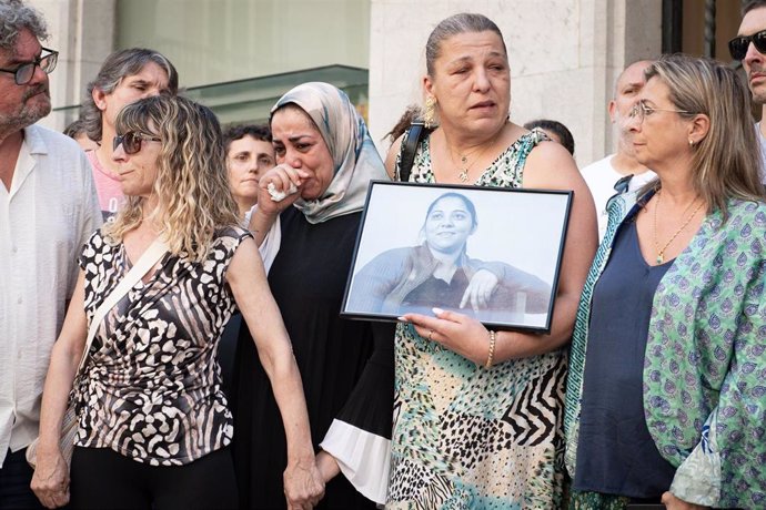 Archivo - Compañeras y amigas de la fallecida durante el minuto de silencio por los dos muertos en una pelea en el barrio Font de la Pólvora, ante el Ayuntamiento de Girona.