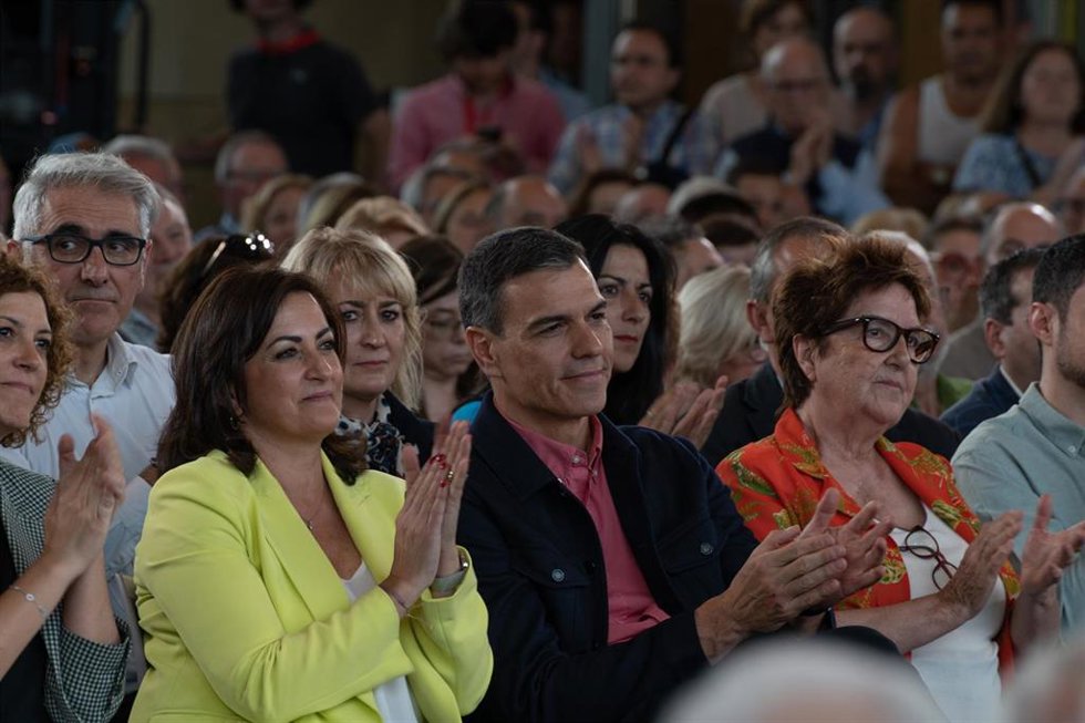 Archivo - La secretaria general del PSOE de La Rioja y presidenta de La Rioja, Concha Andreu (i), y el presidente del Gobierno y secretario general del PSOE, Pedro Sánchez (c)
