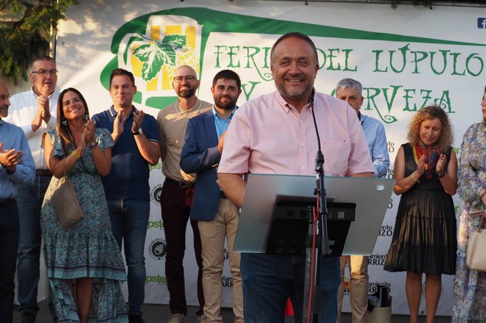 El presidente de la Diputación de León durante la inauguración de la XVII Feria de la Cerveza de Carrizo de la Ribera