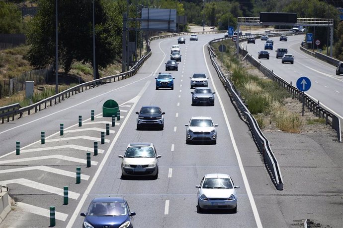 Archivo - Circulación de vehículos fluida en la autovía A-3